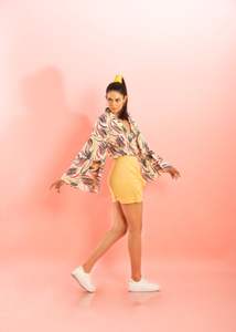 Conjunto de Dos Piezas para Mujer: Camisa Estampada y Falda-Pantalón Amarillo Mantequilla, Diseño Vibrante, Estilo Moderno y Cómodo - Product Image 6