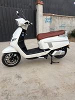 Moto électrique urbaine moderne au design épuré, vélo électrique tendance