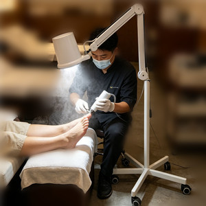 Aspiratore per polvere per unghie professionale su ruote con luce, per pedicure e podologia - Product Image 1