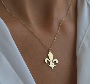 Collier Pendentif Fleur de Lys Personnalisé en Acier Inoxydable Plaqué Or, Pendentif Drapeau et Épée, Breloque Fleur de Lys - Product Image 6