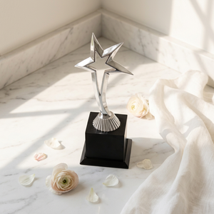 Trophée en métal en forme d'étoile, modèle 540 A B C, plaqué métal, pour les jeux sportifs, gravure durable, avec base en bois noir - Product Image 1