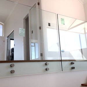 환상적인 새로운 계단 난간 디자인 얼굴 장착 스테인레스 스틸 스탠드 오프 강화 유리 발코니 난간 판매 - Product Image 3