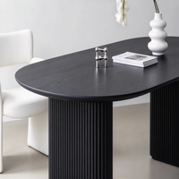 Table à manger noire en gros, écologique, durable, minimaliste, avec base cannelée pour la maison et la restauration
