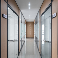 Cloison modulaire en verre transparente haut de gamme et moderne avec caractéristiques ignifuges et d'absorption acoustique pour les espaces de bureaux commerciaux