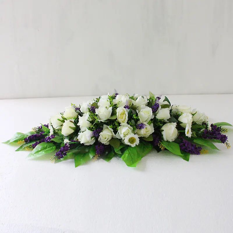 豪華な白いバラとラベンダーの結婚式の装飾車の花卸売