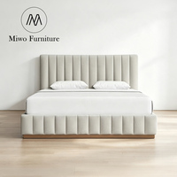 Lit double moderne en tissu avec cadre en bois et pieds rembourrés, idéal pour hôtel et appartement, disponible en tailles King et Queen