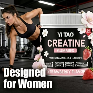 Las mujeres toman 5000 miligramos de gomitas de creatina con una cantidad de agua específica para mejorar la fuerza muscular y el rendimiento físico. - Product Image 5