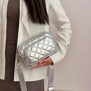 Bolso de Mujer con Cadena y Patrón de Diamantes, Estilo Moderno, Bolso de Hombro, Bolso Bandolera, Bolso Cuadrado Pequeño - Product Image 4