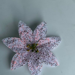 Bouquet de fleurs de Noël artificielles en PVC, pétales blancs scintillants, pour la décoration de la maison, style campagnard, design minimaliste - Product Image 2