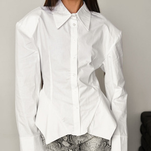 Fabricante de <span class=keywords><strong>Blusas</strong></span> para Mujer OEM ODM Personalizadas, Etiqueta Privada, Hombros Acolchados, Cintura Ajustada, Dobladillo Asimétrico, Camisa Blanca de Algodón al por Mayor - Product Image 4