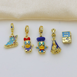 HD927 <span class=keywords><strong>Abalorios</strong></span> colgantes de esmalte de dibujos animados con diseño de Pato Donald, herramienta de repostería, patín de hielo, consola de juegos, cuentas de agujero grande para pulseras y joyería para niñas - Product Image 4