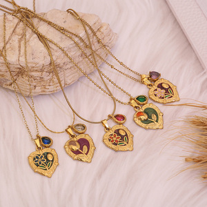 Collana con Ciondolo a Cuore in Acciaio Inossidabile Vintage, Elegante e Retrò, Gioiello di Lusso Leggero per Donne - Product Image 1