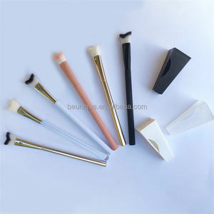 ふわふわV字型まつげエクステ用シャンプー洗浄ブラシ プライベートラベル スウィープカーブ型まつげ洗浄ブラシ カバー付き - Product Image 1