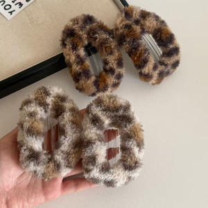 Pinces à cheveux pour femmes européennes et américaines, 10 cm, imprimé léopard, carrées creuses, en acrylique, rectangulaires, Haarklammer - Product Image 1