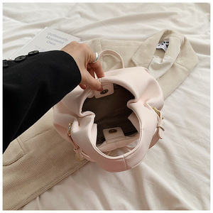 <span class=keywords><strong>Sac</strong></span> Fourre-Tout pour Dames Texture Décontractée en Cuir Souple Style Français Bandoulière Nuage <span class=keywords><strong>Sac</strong></span> à Main - Product Image 2
