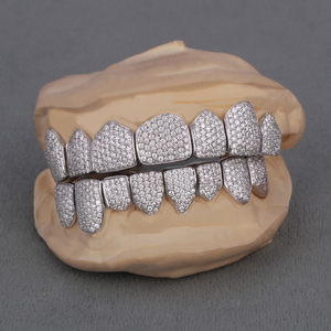 Elegantes Grillz de Plata de Ley 925 con Diamantes de Moissanita y Dientes con Incrustaciones de Diamantes, Joyería de Lujo para Hombres y Mujeres, Estilo Moderno y a la Moda - Product Image 1