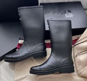 Hochwertige Luxus-Designer-Regenstiefel für Damen, wasserdichte kniehohe Regenstiefel mit individuellem Logo, Großhandelsprodukte - Product Image 4