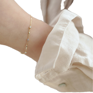 Bracelet minimaliste délicat en or avec diamant rond serti clos pour femme - Product Image 3