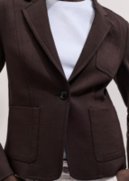 Blazer court marron foncé à simple boutonnage avec revers crantés, poches plaquées et coupe ajustée, idéal pour le bureau