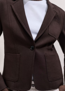 Blazer court marron foncé à simple boutonnage avec revers crantés, poches plaquées et coupe ajustée, idéal pour le bureau - Product Image 3