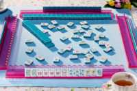 Koleksi Garden Party Set Mahjong Amerika Berukir 2 Sisi Ubin Mahjong Biru Muda dengan Pola Kupu-Kupu dan Lebah