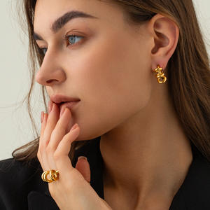 18K Plaqué Or Géométrique Rond En Acier Inoxydable Cercle Twist Anneaux pour Femmes Conception Simple Princesse Coupe Diamant Forme Cadeau - Product Image 3