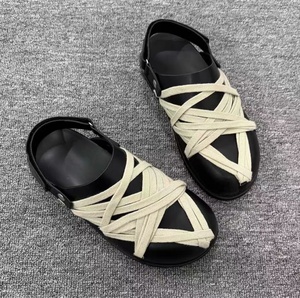 Una marca de diseño exclusivo con punta redonda y suela plana, adecuada tanto para uso informal como formal, con un moderno diseño perforado. - Product Image 2