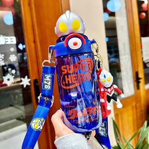 ขวดน้ำเด็กแบบหลอดดูดลายอุลตร้าแมน ป้องกันการตก กระตุ้นความสนใจด้วยการ์ตูน ความจุเยอะ เหมาะสำหรับเด็กผู้ชายวัยอนุบาล ใช้ได้ในช่วงฤดูร้อน พร้อมสายสะพาย - Product Image 4