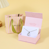 Coffret Cadeau Collier Rose Becan et Sac en Papier Rayé Assorti avec Couvercle Imprimé – Collection Emballage Bijoux