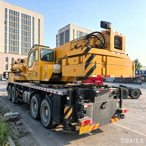 Grue mobile jaune QY80K5D_5, équipement de levage télescopique, hauteur de levage 63,9 m, double pompe, moteur à engrenages, roulement de charge - Product Image 2
