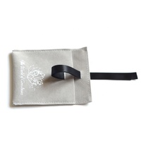 Pochette grise en faux daim pour bijoux avec rabat et nœud en ruban