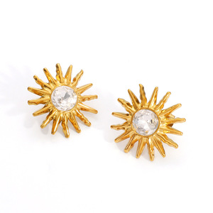 Boucles d'oreilles à clous motif tournesol plaqué or 18 carats avec incrustation de diamants, design géométrique, bijoux de mode - Product Image 5