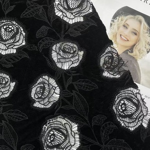 Tela de Encaje de Terciopelo con Diseño de Rosas Caladas, Tela Bordada Ecológica de Lujo <span class=keywords><strong>para</strong></span> Vestidos de Fiesta, Venta al por Mayor - Product Image 1
