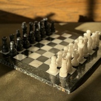 Jeu d'échecs en marbre Onyx fait à la main Jeu de société de luxe au design moderne pour villa ou hôtel Surface polie