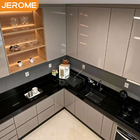Ensemble de meubles de cuisine modulaires sur mesure avec comptoir en granit artificiel et armoire de rangement laquée pour appartement