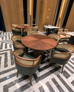 Ensemble de mobilier de restaurant de luxe moderne : chaise de salle à manger avec dossier en rotin et table de salle à manger en bois étoilé pour projets hôteliers et cafés - Product Image 3