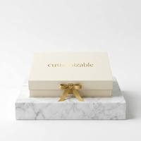 Boîte cadeau à rabat texturée de qualité supérieure avec ruban doré et logo personnalisé pour robe en satin pour femme