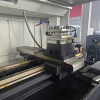 Torno CNC Horizontal Automático de Alta Resistencia QK1325 para Roscado de Tuberías en la Industria Petrolera |   Torno de un solo husillo con diámetro interior de 255 mm y distancia entre tomas de 800 mm