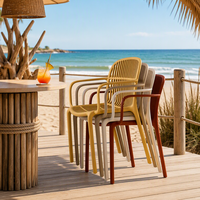 Fauteuil gigogne peu encombrant en résine PP légère avec dossier à lattes ouvertes pour bar de plage et véranda côtière