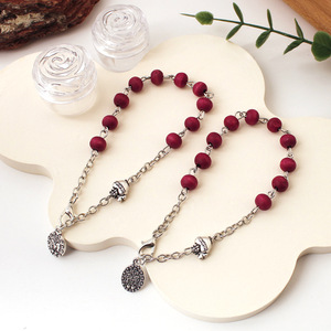 Bracelet chapelet vintage en perles de bois rouge bordeaux avec pendentif argenté, ensemble de bijoux unisexe, style catholicisme, motif croix - Product Image 4