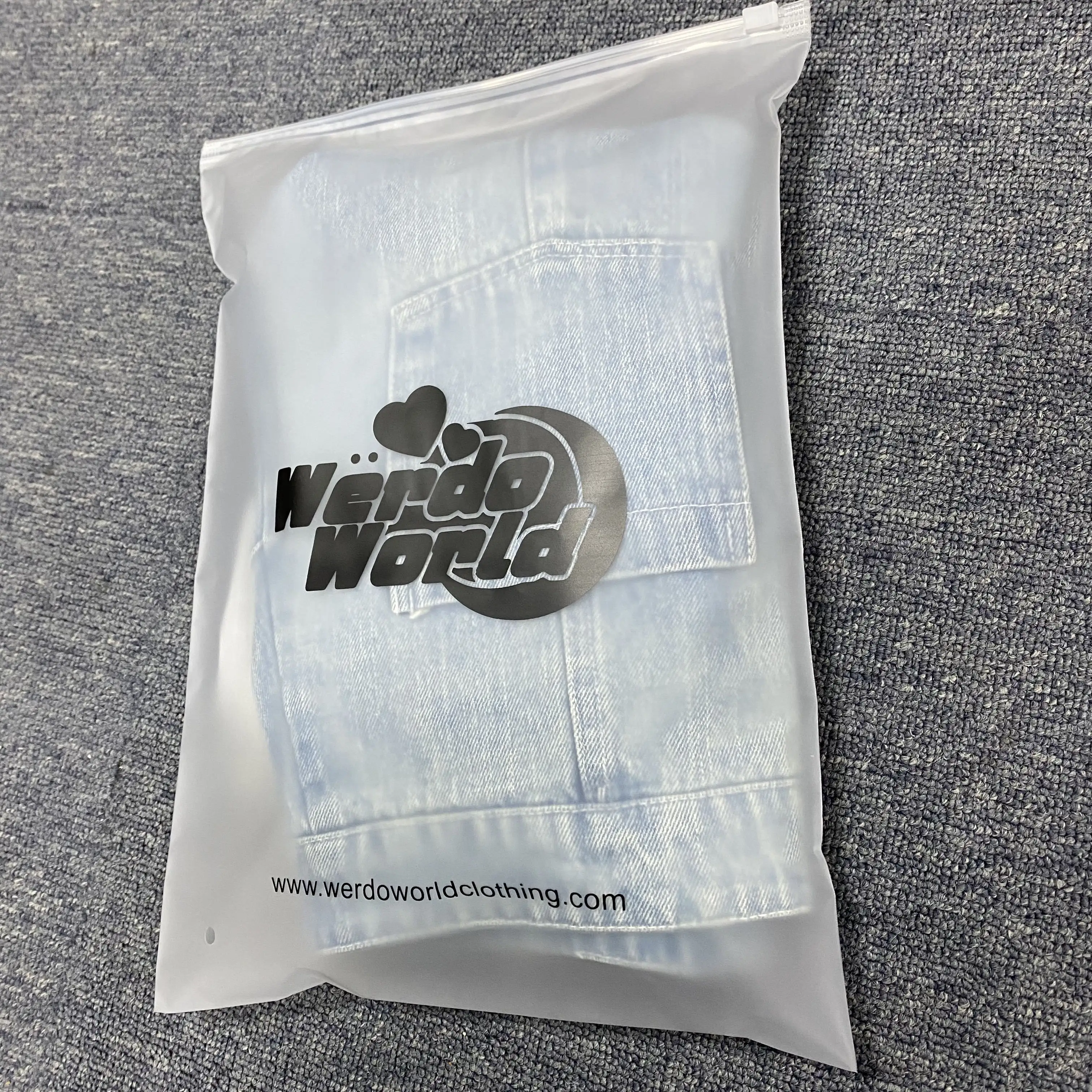 China Hot Selling Eco-Friendly Zipper Resealable Clothes Packaging Frosted Plastic Ziplock Bag