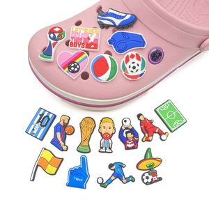 Lot de 18 breloques en plastique sur le thème du football de dessin animé <span class=keywords><strong>pour</strong></span> <span class=keywords><strong>Crocs</strong></span> et sabots de jardin DIY, accessoires fantaisie <span class=keywords><strong>pour</strong></span> chaussures <span class=keywords><strong>Jibbitz</strong></span>, vente en gros - Product Image 2