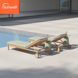 Chaise longue d'extérieur pliable en bois de teck massif avec roulettes pour utilisation au bord de la piscine, dans les hôtels et dans le salon - Product Image 5