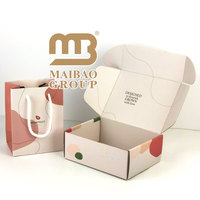 Vente en gros maquillage cosmétique cadeau de noël ondulé expédition de vêtements Tuck Top PR papier boîte postale emballage