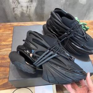 รองเท้าผู้ชายดีไซน์เนอร์คุณภาพสูง แฟชั่นทันสมัย น้ำหนักเบา ระบายอากาศได้ดี รองเท้าผ้าใบซับแรงกระแทก พื้นหนา รองเท้าลำลองแบบสปอร์ต - Product Image 2