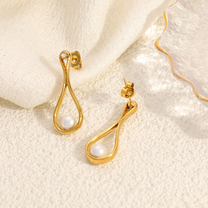 ต่างหูมุกทรงหยดน้ำ ชุบทอง 18k ต่างหูแบบห้อย สวมใส่ได้ทุกวัน ประดับแบบ Bezel Setting - Product Image 4