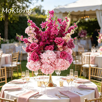 Centre de table de mariage MoKtong rose poudré et bordeaux, arrangement de roses, d'anthuriums et d'hortensias avec pompon vert, décoration de table