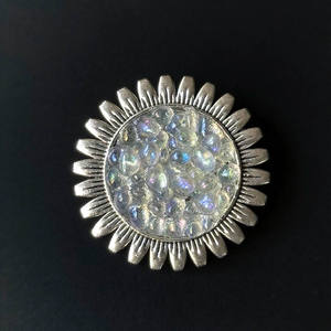 Großhandel Edelsteinschmuck Geschenk Heilkristall Handwerk Spirituelles Produkt <span class=keywords><strong>Aura</strong></span> Quarz Splitter Mond Anhänger Sonnen Brosche für Energie - Product Image 2