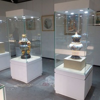 Vitrine à bijoux Bijouterie Verre Quartz Ilvaite Pierre Améthyste Vitrine Bleu et Blanc Porcelaine Cas avec Lumières LED