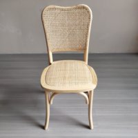 Chaise en bois moderne de couleur naturelle à dossier incurvé chaises empilables en bois pour fête événement mariage chaise en rotin